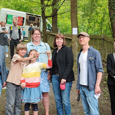 Bild vergr&ouml;&szlig;ern: Symbolische Schlüsselübergabe an die Nachbarschaftsinitiative Rossgang (v.l.n.r.: Bürgermeister Arnim Roß, Familie Boulnois, Heike Manikowski, Museumsleiter Hauke Homeier).