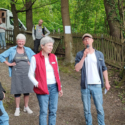 Bild vergr&ouml;&szlig;ern: Museumsleiter Hauke Homeier kündigte die Erzählstationen des Museumsvereins an (v.l.n.r. Peter Groß, Barbara Orth, Dieter Schmelzer).