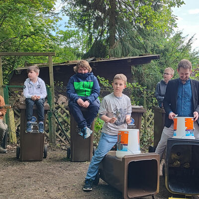 Bild vergr&ouml;&szlig;ern: Die Musikschule Söhre-Kaufunger Wald mit ihrer Trommelperformance »Gelbe Tonne« .