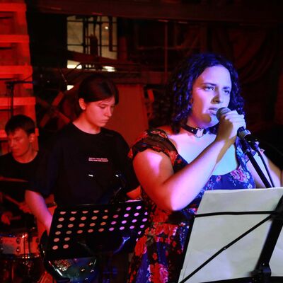 Bild vergr&ouml;&szlig;ern: Bassistin Shirin und Drummer Jonah beim Song »Psychokiller«.