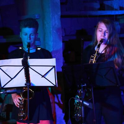Bild vergr&ouml;&szlig;ern: Die beiden Alto- und Tenor-Saxophone Madita und Anton.