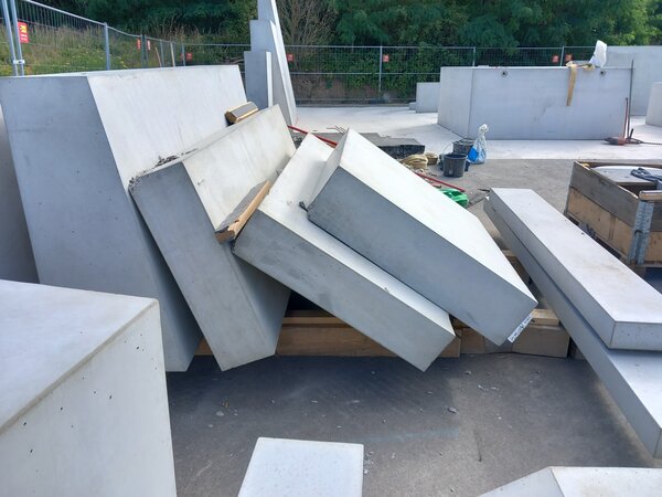 Bild vergr&ouml;&szlig;ern: Unglaublich, aber wahr: Unbekannte Täter haben neun der derzeit im Aufbau befindlichen Betonelemente der Parkouranlage so stark beschädigt, dass diese im Werk neu produziert und ausgetauscht werden müssen.