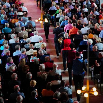 Bild vergr&ouml;&szlig;ern: Einzug durch den Mittelgang der Kirche.