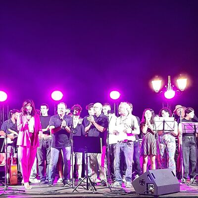 Bild vergrößern: Die Bürgermeister Gessica Allegni und Arnim Ross würdigen die mittlerweile 10 Jahre währende musikalische Städtepartnerschaft.