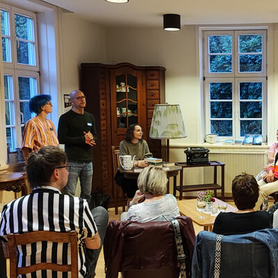 Bild vergr��ern: Die Organisatoren Lea M�ller, Mitarbeiterin der B�cherei Kaufungen und Hauke Homeier, Leiter des Regionalmuseums, begr��ten rund 35 G�ste im gem�tlichen Museumscaf�.