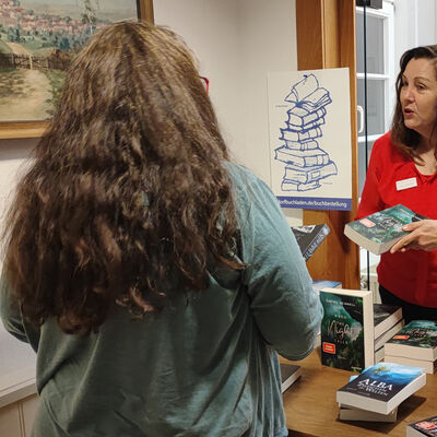 Bild vergr��ern: Die Buchladeninitiative machte auf ihren aktuellen B�cherbestell-Service in Kooperation mit der Buchhandlung am Bebelplatz in Kassel und dem Mila O. Dorf- und Mitgliederladen in Kaufungen aufmerksam.