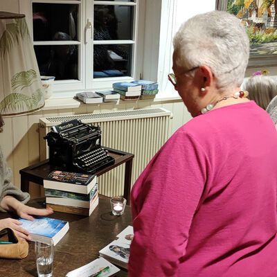 Bild vergr��ern: Nach der Lesung nutzten Einige die M�glichkeit sich den frisch erworbenen Roman von der Autorin signieren zu lassen.