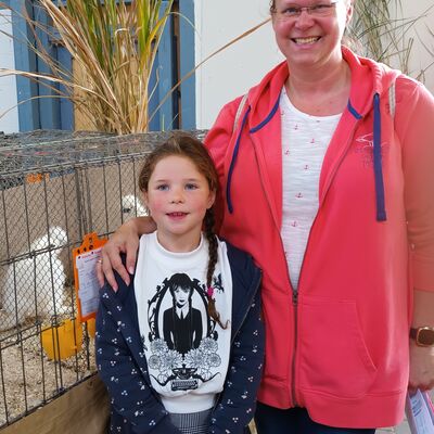 Bild vergr��ern: Victoria und Vanessa Sch�tzen haben vor, Zwergseidenh�hner zu halten.