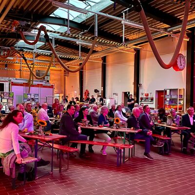 Bild vergr��ern: Zahlreiche Mitglieder und G�ste kamen zum Festakt in die Halle der Feuerwehr.