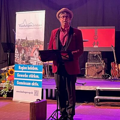 Bild vergr��ern: Gerhard Mielke nahm die Geschichte des Vereins �wortakrobatisch� auf.