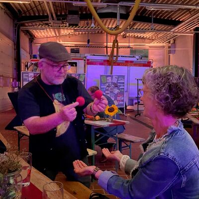 Bild vergr��ern: An den Besuchertischen brachte Zauberer J�rg Jendritza die G�ste zum Staunen.