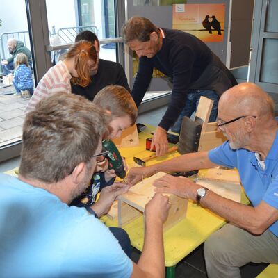 Bild vergr��ern: Der  NABU bot Nistk�stenbau an.