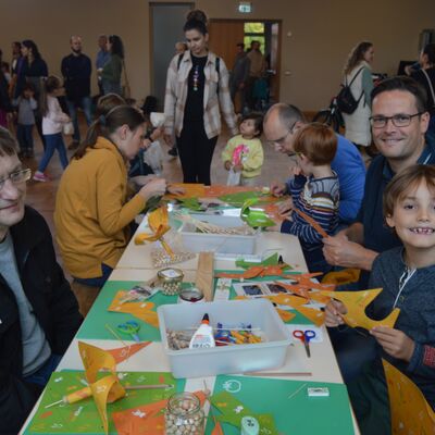 Bild vergr��ern: Eltern und Kinder bastelten bunte Windr�der.