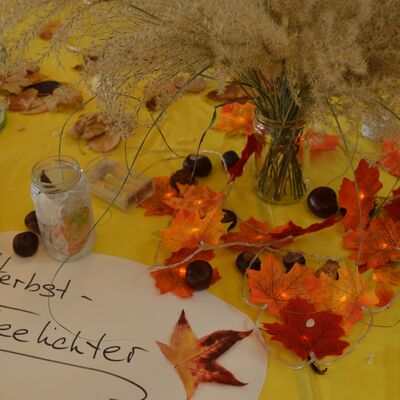 Bild vergr��ern: Die fertigen Windlichter leuchteten in warmen Farben.