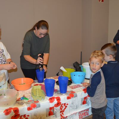 Bild vergr��ern: An einem weiteren Stand konnte man Samenbomben herstellen.