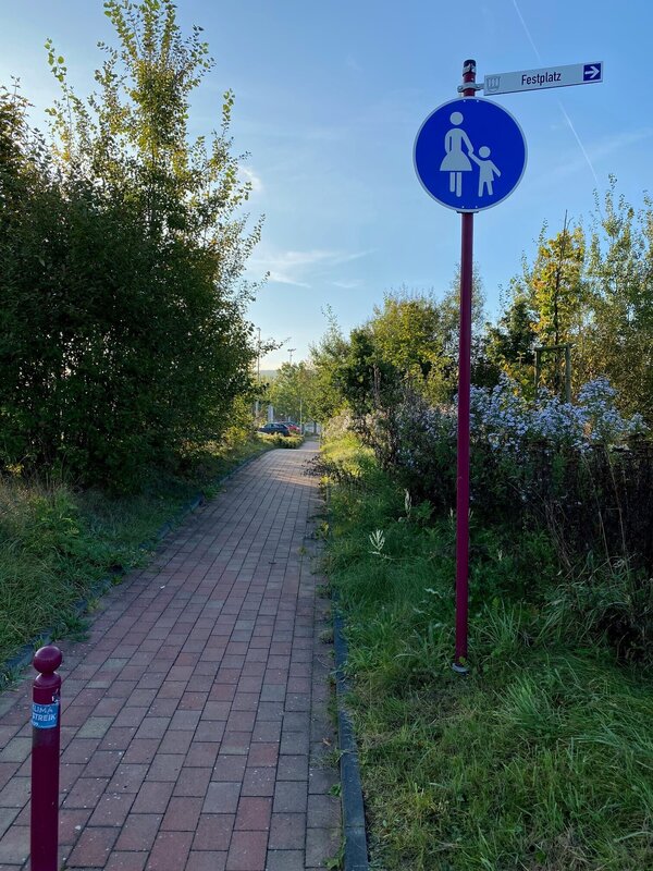 Bild vergr&ouml;&szlig;ern: Der Fußweg zwischen der Straße »Am Stechkopf« und der Straßenbahnhaltestelle Oberkaufungen Mitte heißt ab sofort »Buntemühle« und verbindet den Festplatz mit der Tram-Haltestelle.
