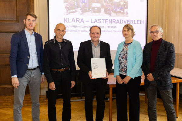 Bild vergr&ouml;&szlig;ern: Projektleiter Johannes Schneider, Timo Kuhrau in Vertretung f. Lisa Haubner, BM Arnim Roß, Christina Eiling und Thomas Neuroth