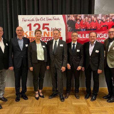 Zum 125-jährigen Bestehen der Firma Kellner gratulierten v.l.n.r.: Martin Schüller, Hendrik Müller, Ehepaar Petra und Ulrich Kellner, Marko Ackermann, Bürgermeister Arnim Roß, Martin Richrath.