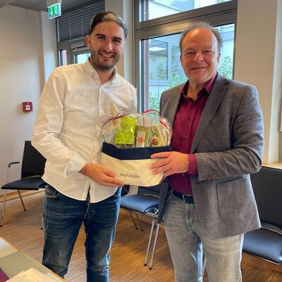 Bild vergrößern: Bürgermeister Arnim Roß überreichte dem Sponsor der Schulung, Samet Bulut vom its-Fahrdienst Kaufungen, ein Dankeschön.