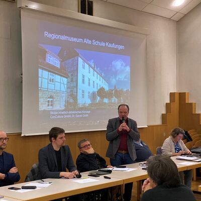 Bild vergr��ern: Die beiden beauftragten Planungsb�ros, �ConCultura GmbH� und �punkt4architekten�, stellten in einer Ausschusssitzung ihre Ideen vor.