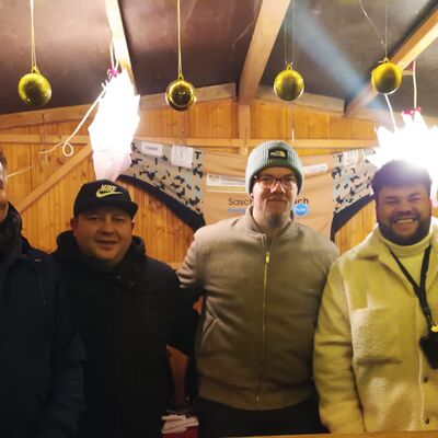 Bild vergr&ouml;&szlig;ern: Der Glühweinstand der Inlinehockeyspieler, die 2022 deutscher Meister wurden v.l. Timo Seifert, Kamil Latusek, Eike Buda, Marc Großberndt.