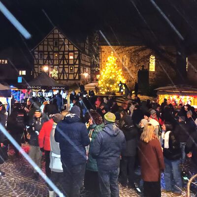 Bild vergr&ouml;&szlig;ern: Vor der Kirche war für viele Besucher genug Platz