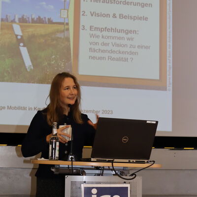 Bild vergrößern: Der Impulsvortrag von Dr.-Ing. Melanie Herget von der Universität Kassel beschäftigte sich mit den Herausforderungen und Lösungsansätzen für Mobilität in ländlichen Räumen.
