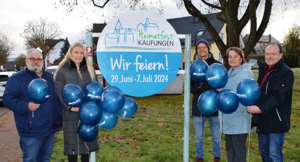 Vorfreude aufs Heimatfest 2024: Stefanie Kühn, Hauke Homeier und Stefanie Stabel (Arbeitsteam Heimatfest) sowie Hauptamtsleiter Carsten Marth und Bürgermeister Arnim Roß. 