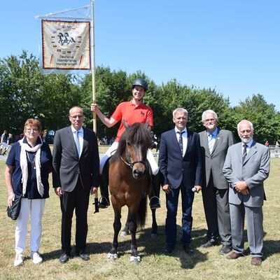 Bild vergr&ouml;&szlig;ern: Ehrengäste und Organisatoren: (v.r.n.l.) Rainer Althans (Gestüt Ellenbach), Uli Döing (Präsident des Islandpferde-Reiter- und Züchterverbandes), Stefan und Barbara Althans (Gestüt Ellenbach), Peter Beuth (Hessische Minister für Inneres und Sport) und Dori