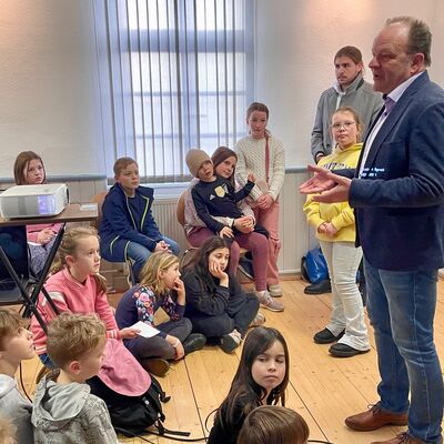 Bild vergr��ern: B�rgermeister Arnim Ro� freute sich �ber das gelungene au�erschulische Projekt.