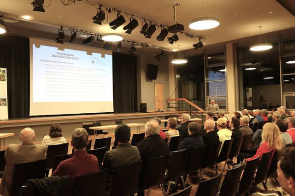 Reges Interesse verzeichnete das Klimaschutzteam beim Informationsabend zum Thema Nahwärmeversorgung.