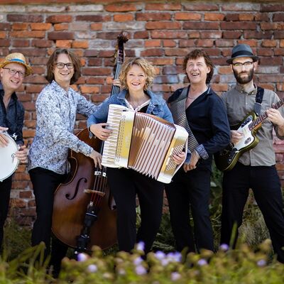 Bild vergr&ouml;&szlig;ern: Hot 'n Spicy wird es am 3. August im Stiftshof mit ZYDECO ANNIE + SWAMP CATS, Deutschlands Aushängeschild für die Cajun und Zydecomusic aus Louisiana.