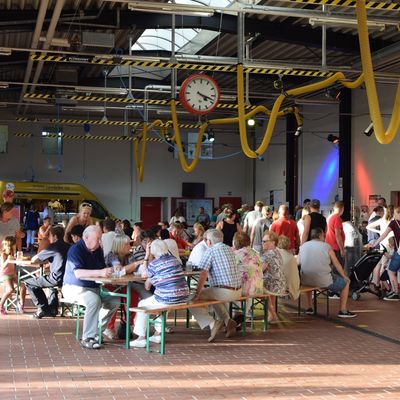 Bild vergr��ern: In der Feuerwehrwache herrschte reges Treiben und auch das leibliche Wohl kam nicht zu kurz.