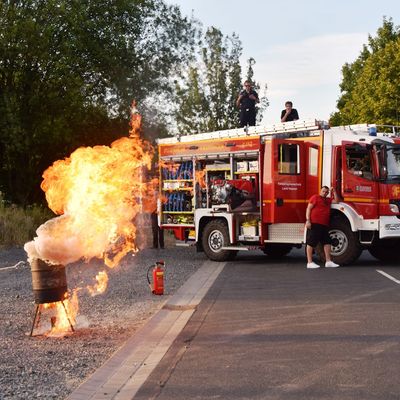 Bild vergr��ern: Eine der Vorf�hrungen zeigte, wie man sich bei einer Fettexplosion nicht verhalten sollte.