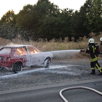 Bild vergr��ern: Ein besonderes Highlight stellte die L�schung eines PKW-Brandes dar.