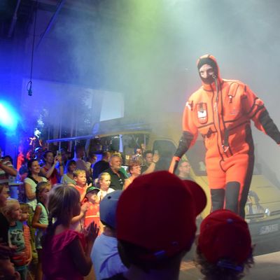 Bild vergr��ern: Eine Modenschau wurde kr�ftig umjubelt.