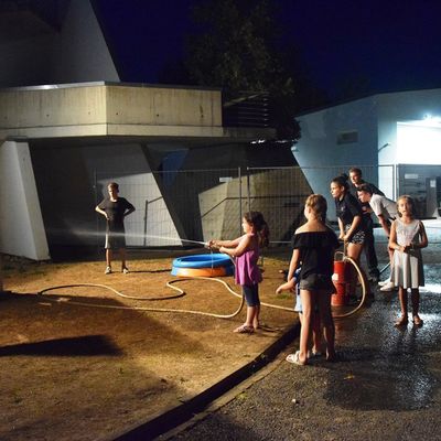 Bild vergr��ern: Die kleinen Besucherinnen und Besucher durften auch einmal ihre L�schk�nste unter Beweis stellen. 