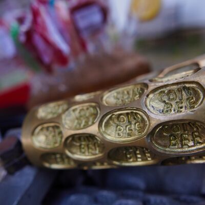 Bild vergr��ern: Hiermit werden die leckeren M�rchenbonbons hergestellt.