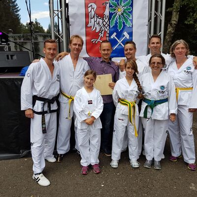 Bild vergr��ern: Im Jahr 2018 reiste eine Gruppe der Taekwondo-Abteilung des SV Kaufungen 07 um Bozena Meske zum 750. Jubil�um nach Wojciesz�w und wirkte mit einer sportlichen Vorf�hrung beim Programm mit. Wojciesz�ws B�rgermeister Slavomir Maciejczyk (hinten Mitte) freute sich �ber den Besuch aus Kaufungen.