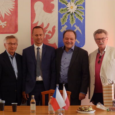 Bild vergr��ern: Trafen sich im Jahr 2019 in Wojciesz�w: (v.l.) Kaufungens Ehrenb�rgermeister Gerhard Iske, B�rgermeister Arnim Ro�, Wojciesz�ws B�rgermeister Slavomir Maciejczyk und Albert Noll vom Museumsverein Kaufungen.