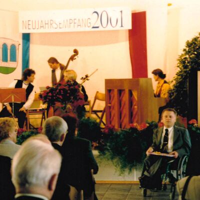 Bild vergr��ern: Auch im Jahr 2001 begr��te Karl Hellmich das Publikum beim Jahresempfang der Gemeinde.