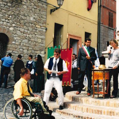 Bild vergr��ern: St�dtepartnerschaften lagen ihm schon immer am Herzen: Als Vorsitzender des Partnerschaftskomitees reiste Karl Hellmich viele Male nach Bertinoro, um die internationale Zusammenarbeit und Vernetzung zu intensivieren (hier beim Fest der Gastfreundschaft im Jahr 2000).