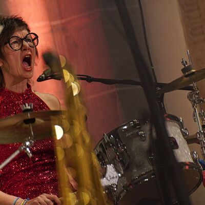 Bild vergr��ern: Gabriele J�ttner, bejubeltes Schlagzeugsolo.