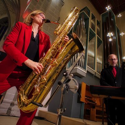 Bild vergr��ern: Das Bass-Saxophon braucht das Stativ...