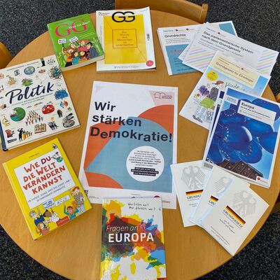 Bild vergr��ern: Mit besonderer Literatur zum Thema stellt sich die B�cherei Kaufungen demokratiestark auf. Nutzerinnen und Nutzer k�nnen sich mit Ausleihe dieser B�cher zum Thema informieren.