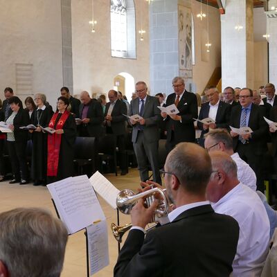 Bild vergr��ern: Zahlreiche Ehreng�ste, Weggef�hrten sowie B�rgerinnen und B�rger f�llten die Pl�tze der Stiftskirche.