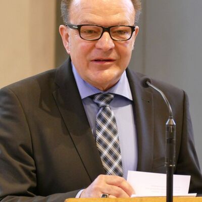 Bild vergr��ern: B�rgermeister Arnim Ro� w�rdigte die Dekanin und hob ihre Amtsf�hrung sowie die Ergebnisse ihres Wirkens hervor.