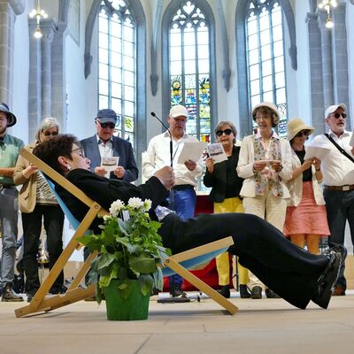 Bild vergr��ern: Einen Liegestuhl gab es von den Pfarrerinnen und Pfarrern des Kirchenkreises Kaufungen.