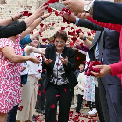 Bild vergr��ern: Zum Lied �F�r dich soll`s rote Rosen regnen� zog Dekanin Carmen Jelinek durch ein Spalier in eine neue Freiheit entgegen.