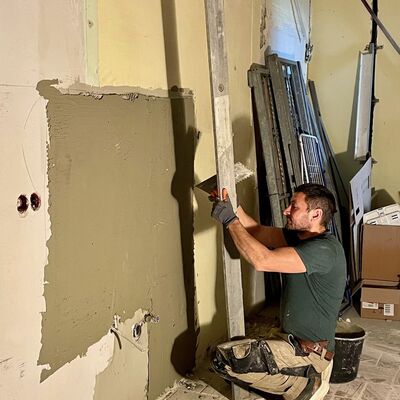 Bild vergr��ern: Die neuen Fliesen werden zurzeit in den einzelnen R�umen gelegt.